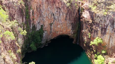 Vista-Aérea-De-Las-Cataratas-Tolmer-En-El-Desfiladero-Alto-En-El-Parque-Nacional-Litchfield-En-El-Territorio-Del-Norte,-Australia