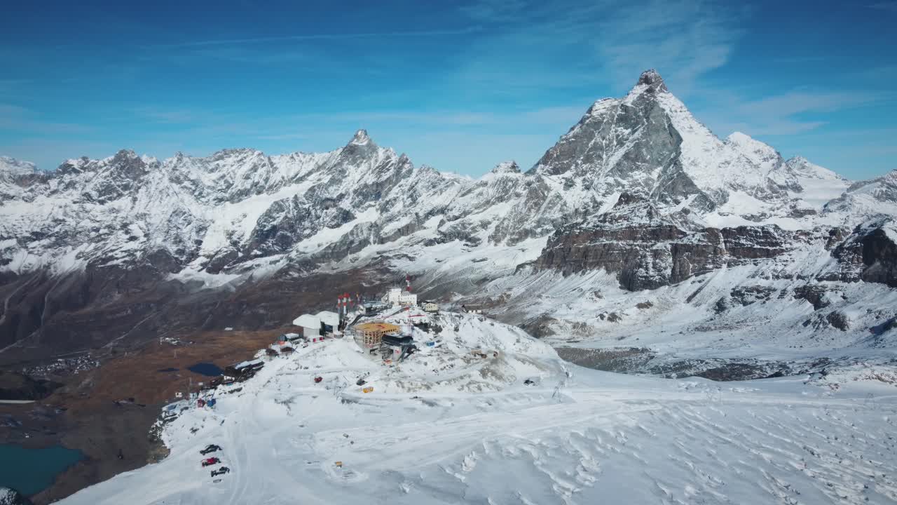 toma cinematográfica del asombroso monte cervino nevado en los alpes italianos, europa