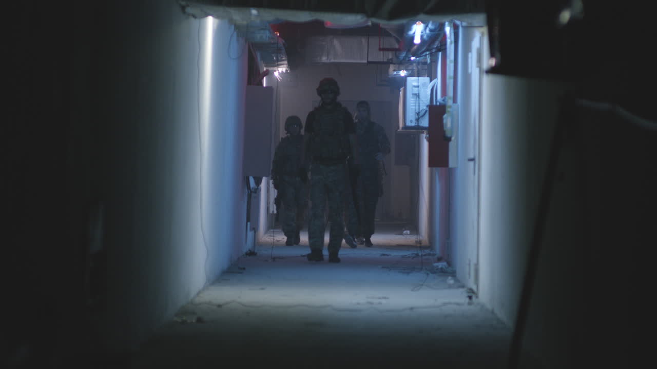 personal militar en un corredor oscuro
