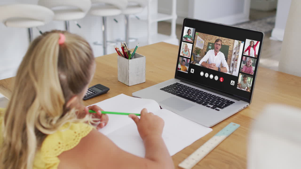 estudiante que usa una computadora portátil para una lección en línea en casa, con un maestro y una clase diversos en la pantalla
