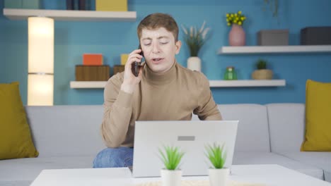 un joven discutiendo con su familia por teléfono se enoja y cuelga.