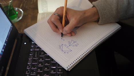 Student-Studiert-Mathematik-Auf-Einem-Notebook