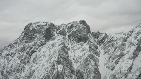 Dunkle-Berge,-Mit-Einer-Dünnen-Schneeschicht-Bedeckt