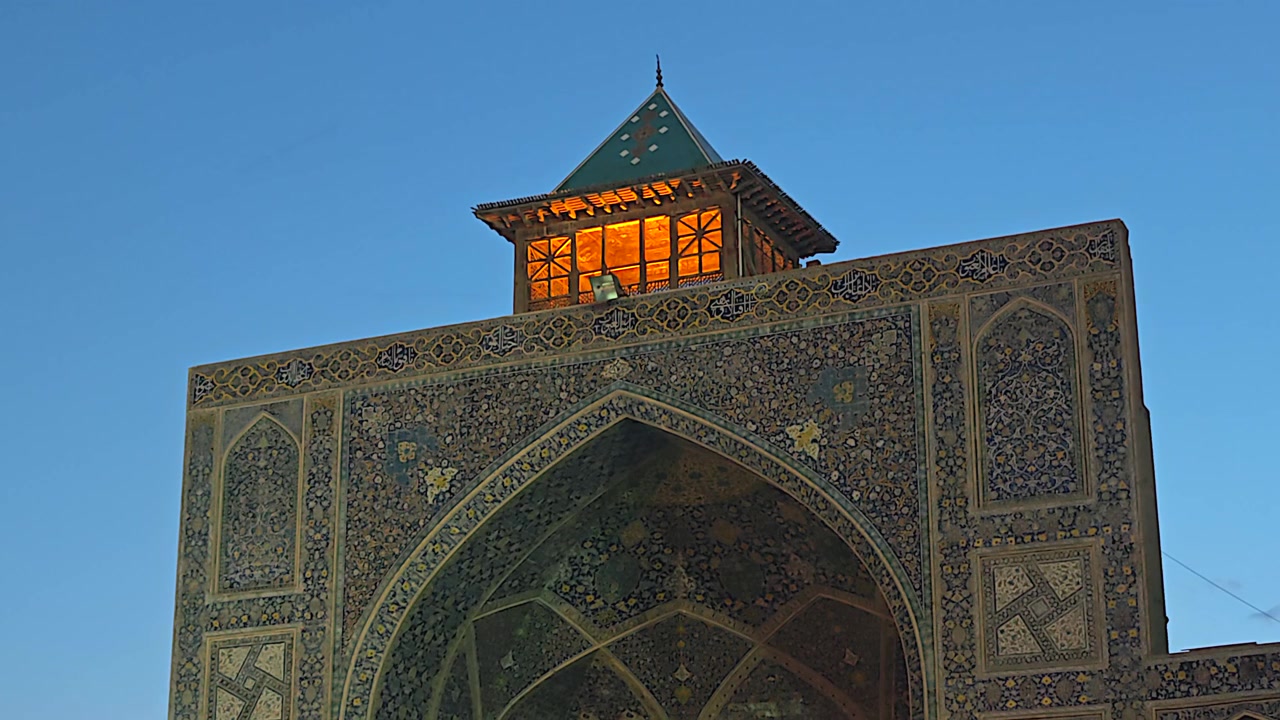 Torre illuminata di una moschea persiana ornata al tramonto