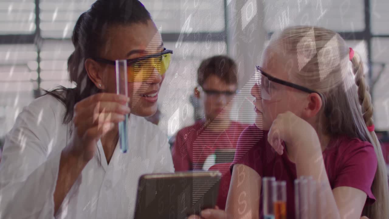 Docent wetenschappen heft gekleurde reageerbuizen op terwijl hij/zij een tablet controleert, en een student tikt op de tablet en wijst.