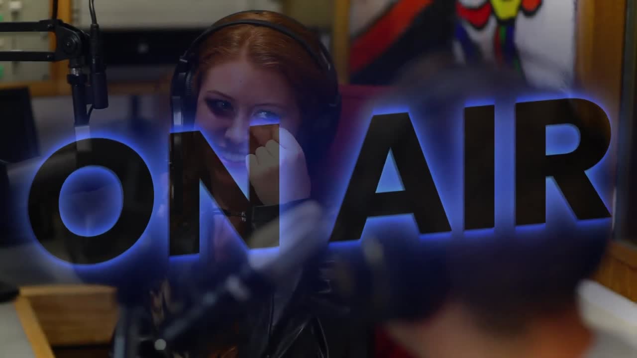 animación de texto en el aire sobre mujer caucásica con auriculares hablando en el estudio