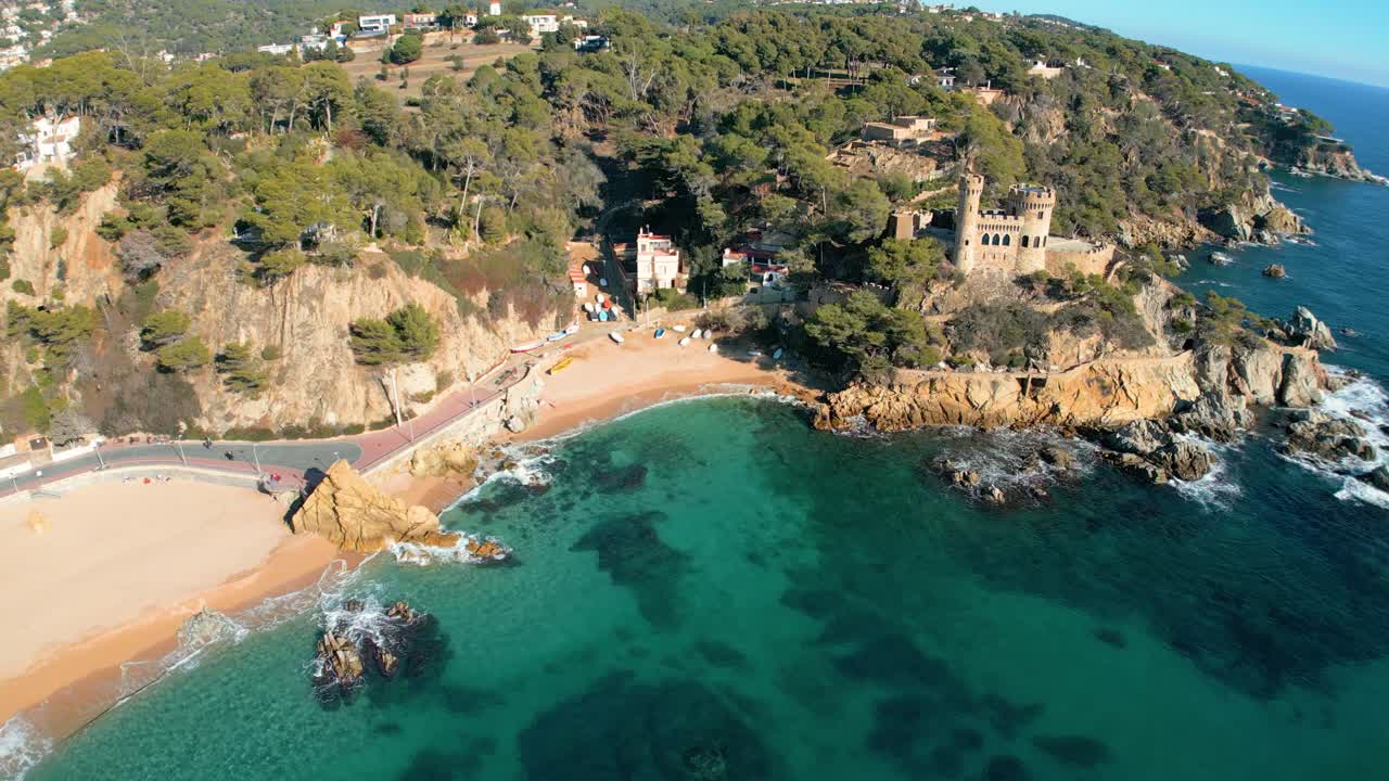 Sa Caleta-stranden i Lloret de Mar, slot på klipperne, unge turister, festnætter