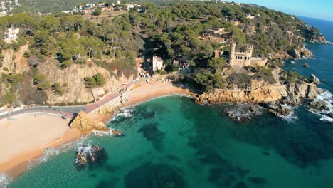 Strand-Von-Sa-Caleta-In-Lloret-De-Mar,-Burg-Auf-Den-Felsen,-Junger-Tourismus,-Partynächte