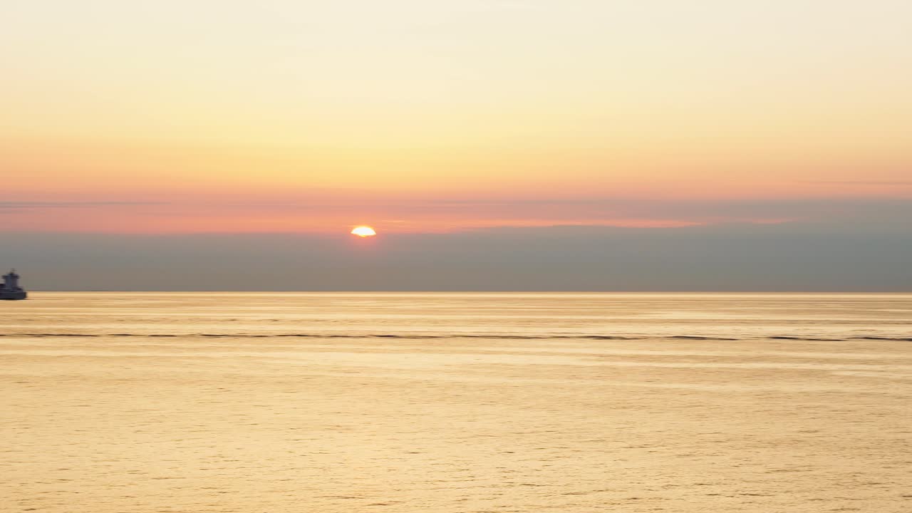 일몰 동안 바다로 나가는 교통 보트