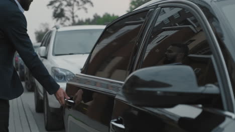 hombre abriendo la puerta del coche para la mujer