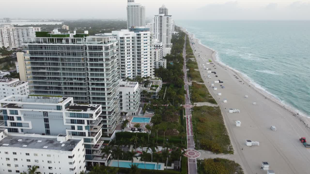 일출 시간에 마이애미 해변 해안의 놀라운 드론 비디오