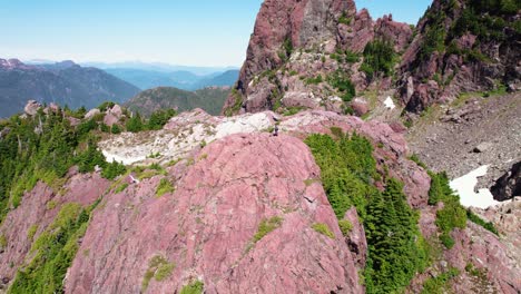 excursionista de rotación de cumbre aérea en un pico - mackenzie range, isla de vancouver, bc, canadá