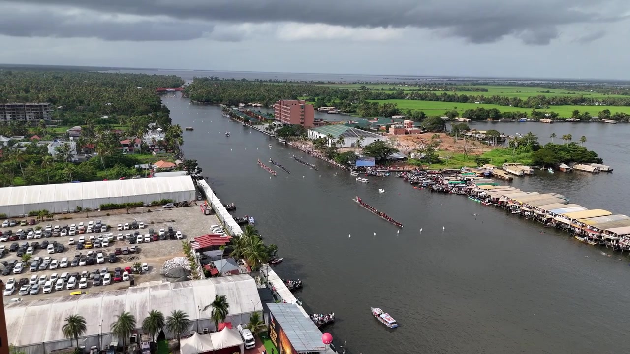 Tradizionale Corsa di Barche Chundan Vallam del Kerala. Emozionante Corsa di Barche Vallam Kali ad Alappuzha. Vista Aerea della Corsa di Barche Nehru Trophy, Kerala.