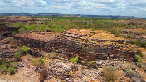 ancien affleurement rocheux d'ubirr avec une personne debout sur le dessus - parc national de kakadu, territoire du nord, australie