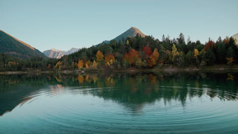 4k-Uhd-Cinemagraph-Bucle-De-Video-Sin-Interrupciones-De-Un-Lago-De-Montaña-En-Los-Alpes-Austríacos-Con-Vibrantes-Hojas-De-Otoño-Y-Reflejo,-Cerca-De-Alemania