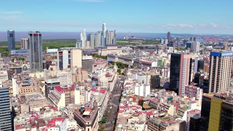 dolly en vista aérea del centro de buenos aires, contraste entre edificios antiguos y nuevos más altos