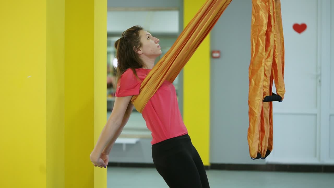 항공 요가를 연습하는 여성