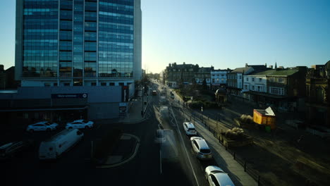 Paisaje-Urbano-De-La-Ajetreada-Ciudad-Timelapse-De-Los-Coches-De-Autobuses-De-Tráfico-Ocupado-Desde-El-Puente-Alto-En-El-área-Urbana-De-Harrogate