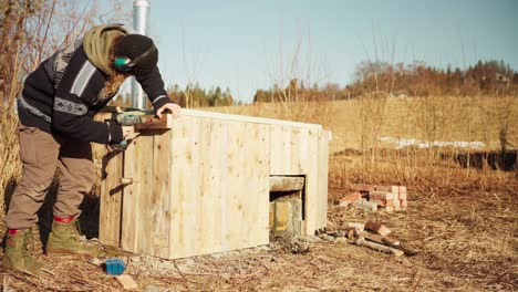 trabajador masculino construyendo una bañera de agua caliente - lapso de tiempo