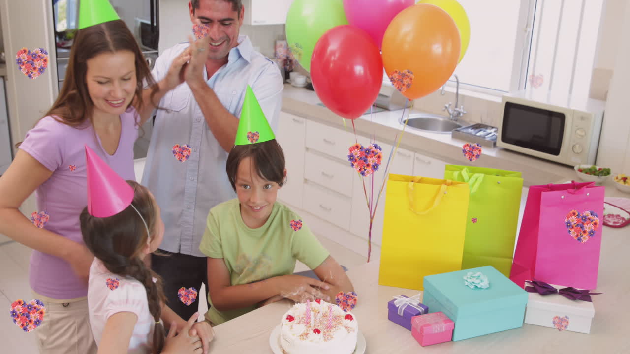 animación de corazones fallidos sobre una familia caucásica celebrando su cumpleaños