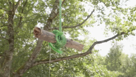 Pequeño-Tronco-De-Madera-Colgando-De-La-Cuerda-En-La-Naturaleza