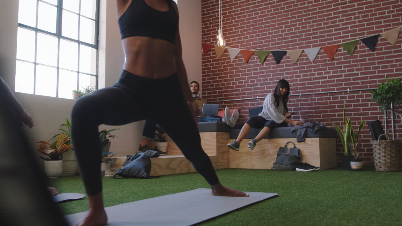 jóvenes estudiantes de negocios multiétnicos trabajando juntos líder de equipo empresario compartiendo ideas colegas haciendo yoga relajándose en un moderno lugar de trabajo de oficina