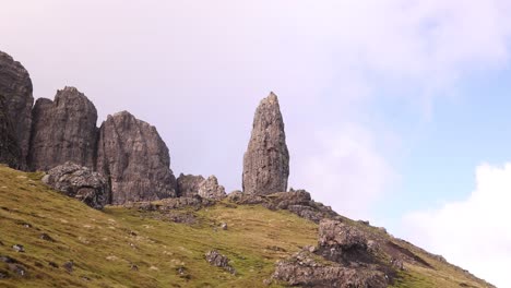 Eine-Reihe-Riesiger-Felssäulen,-Die-Auf-Der-Isle-Of-Skye-Im-Schottischen-Hochland-Zum-Old-Man-Of-Storr-Wandern