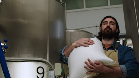 hombre llevando una bolsa de malta