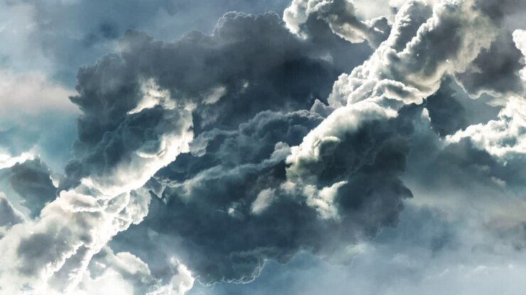 punto di vista, nuvole cumuliformi grigio scuro nel cielo blu