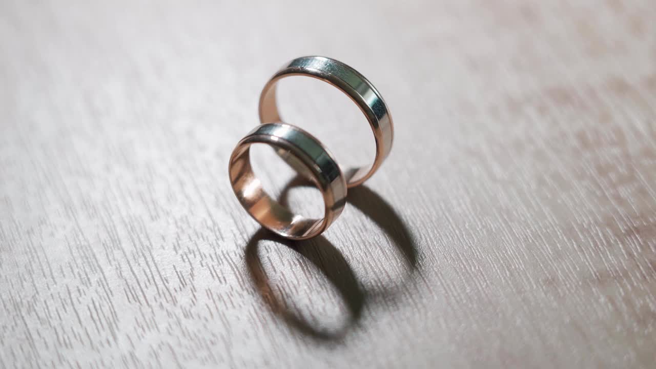 anillos de boda y jugar con la luz en el fondo de madera