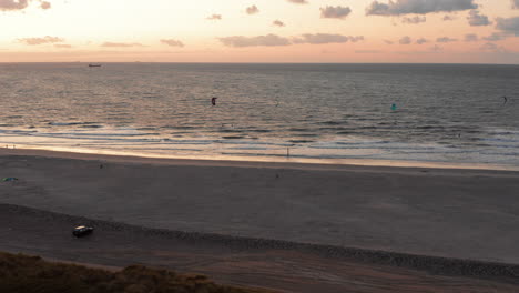 kitesurfistas cerca de la playa de domburg durante la puesta de sol