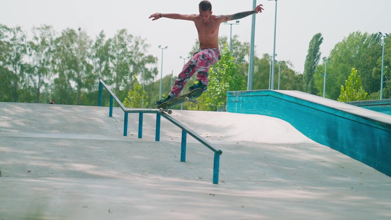 Skateboarder utfører et rail grind-triks i sakte film