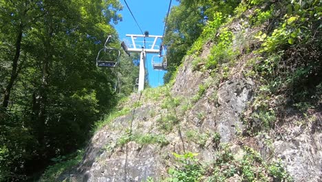 Im-Sommer-Einen-Skilift-Hinauffahren