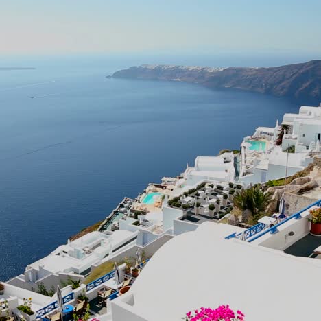 casas blancas bordean las laderas de la isla griega de santorini