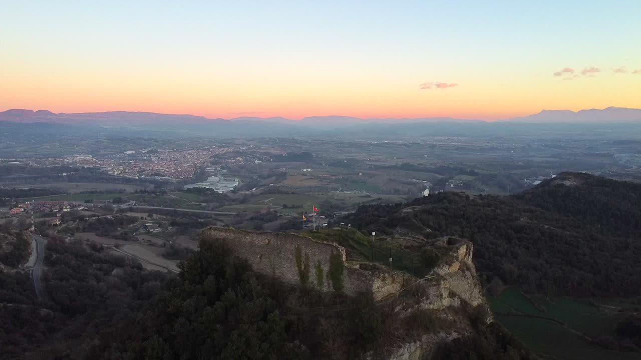 해질녘 절벽에 있는 공중 전망 역사 및 중세 성터