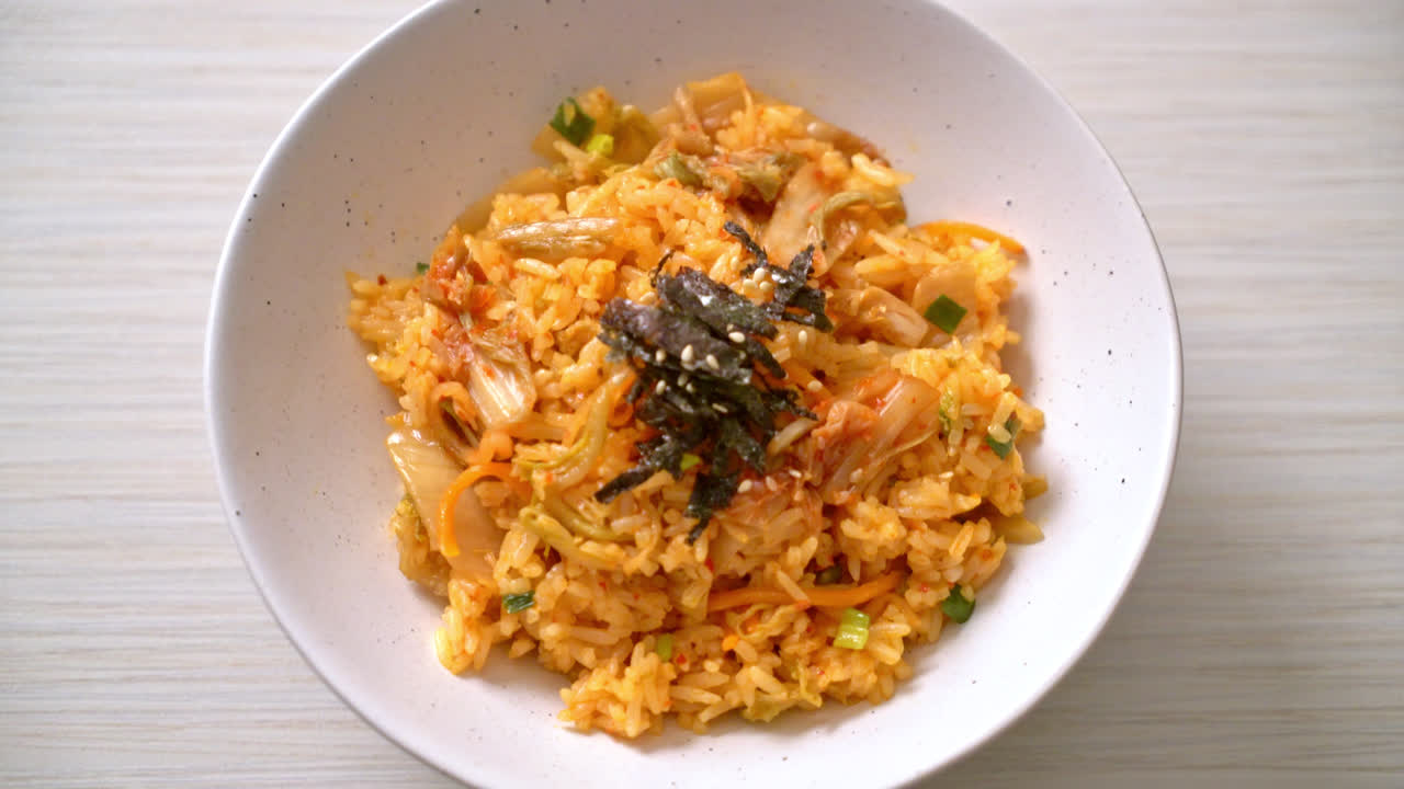 arroz frito kimchi con algas y sésamo blanco - estilo de comida coreana