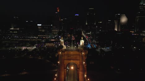 Respaldo-Aéreo-De-La-Torre-Del-Puente-Colgante-Y-El-Centro-De-Cincinnati,-Ohio