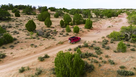 Roter-Jeep-Wrangler-Fährt-Offroad-Auf-Sand-In-Richtung-Weiße-Tasche,-Utah,-Usa