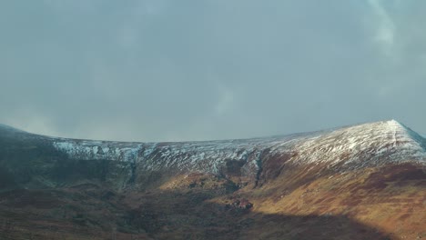 Comeragh-Mountains-Mitten-Im-Winter,-Schneebedeckte-Gipfel-Mit-Blauem-Himmel