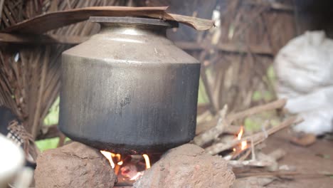 Schuss-Topf-über-Dem-Lagerfeuer-In-Der-Hütte,-Kochen-Im-Indischen-Stil