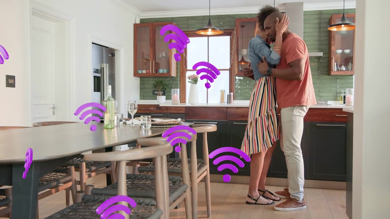 Coppia che si abbraccia e ondeggia, icone Wi-Fi viola che appaiono intorno a loro, mostrando una casa intelligente