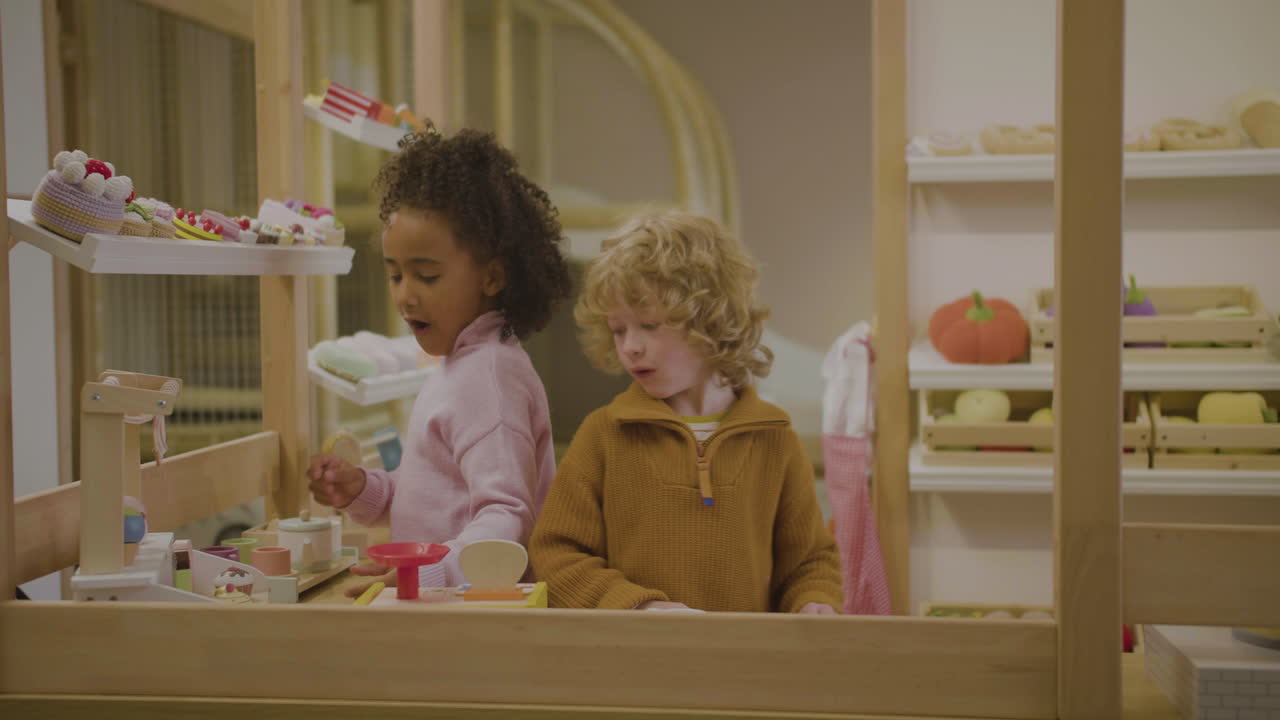 niños pequeños en la sala de juegos