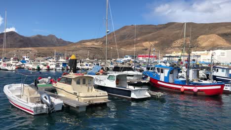 Barco-Catamarán-Barco-Pesquero-Velero-Amarrado-Estacionado-En-La-Bahía-En-Puerto-De-Morro-Fuerteventura-Islas-Canarias-España-Europa