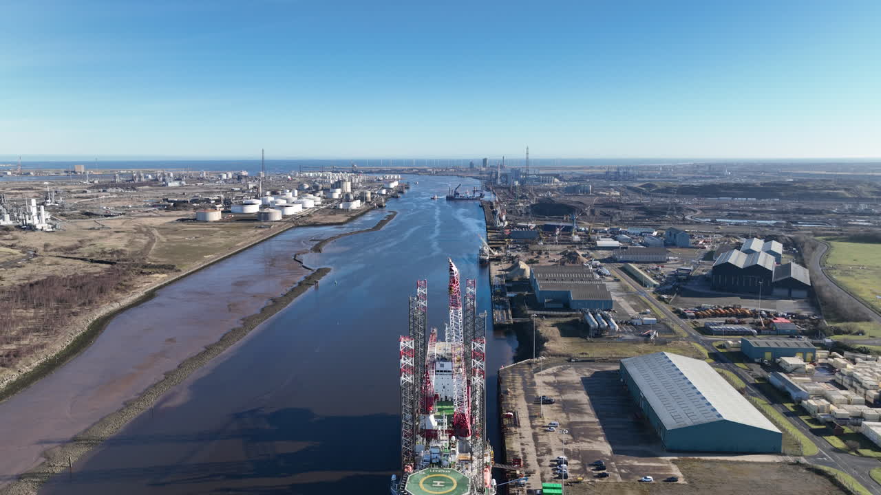 суда river tees jack up на причале поддержка оффшорного ветра, leviathan и seajacks hydra - march 2023 - aerial drone prores footage pull back with elevation - clip 2