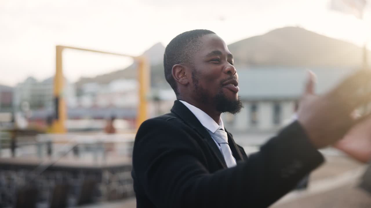 saludos de los hombres de negocios y colaboración