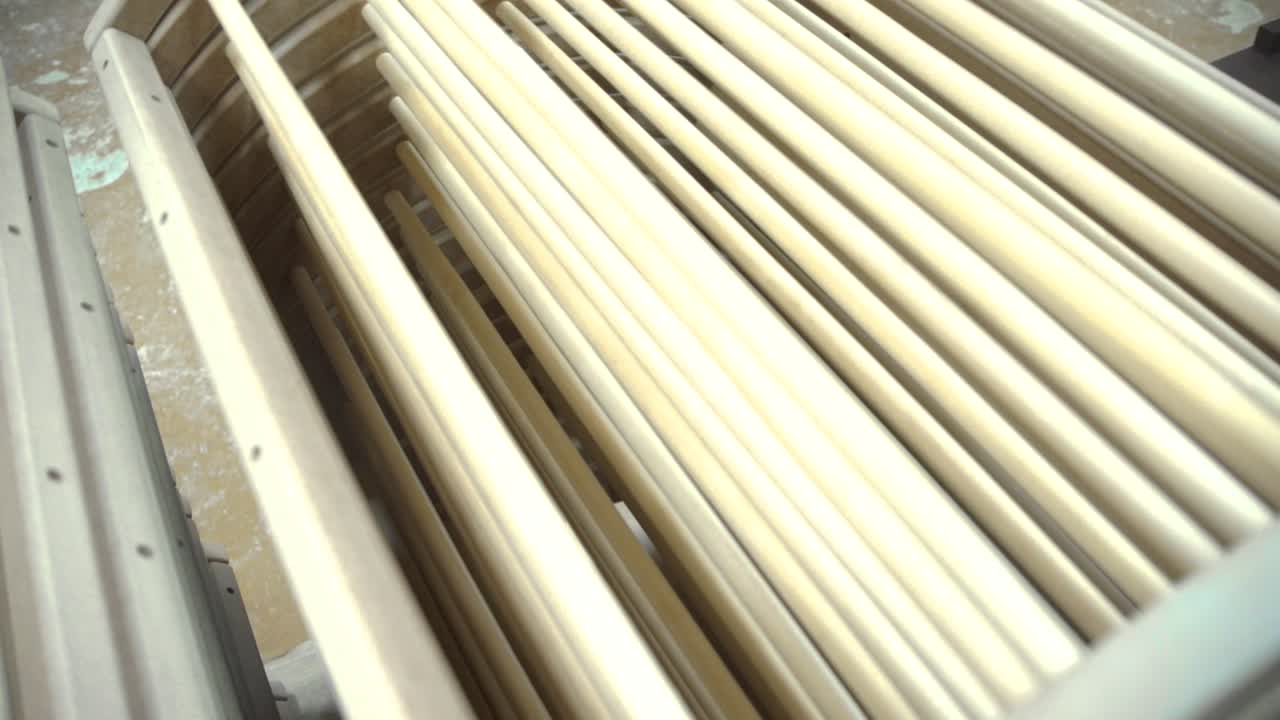 가공 또는 제조 중인 목조 슬래브 또는 프레임.