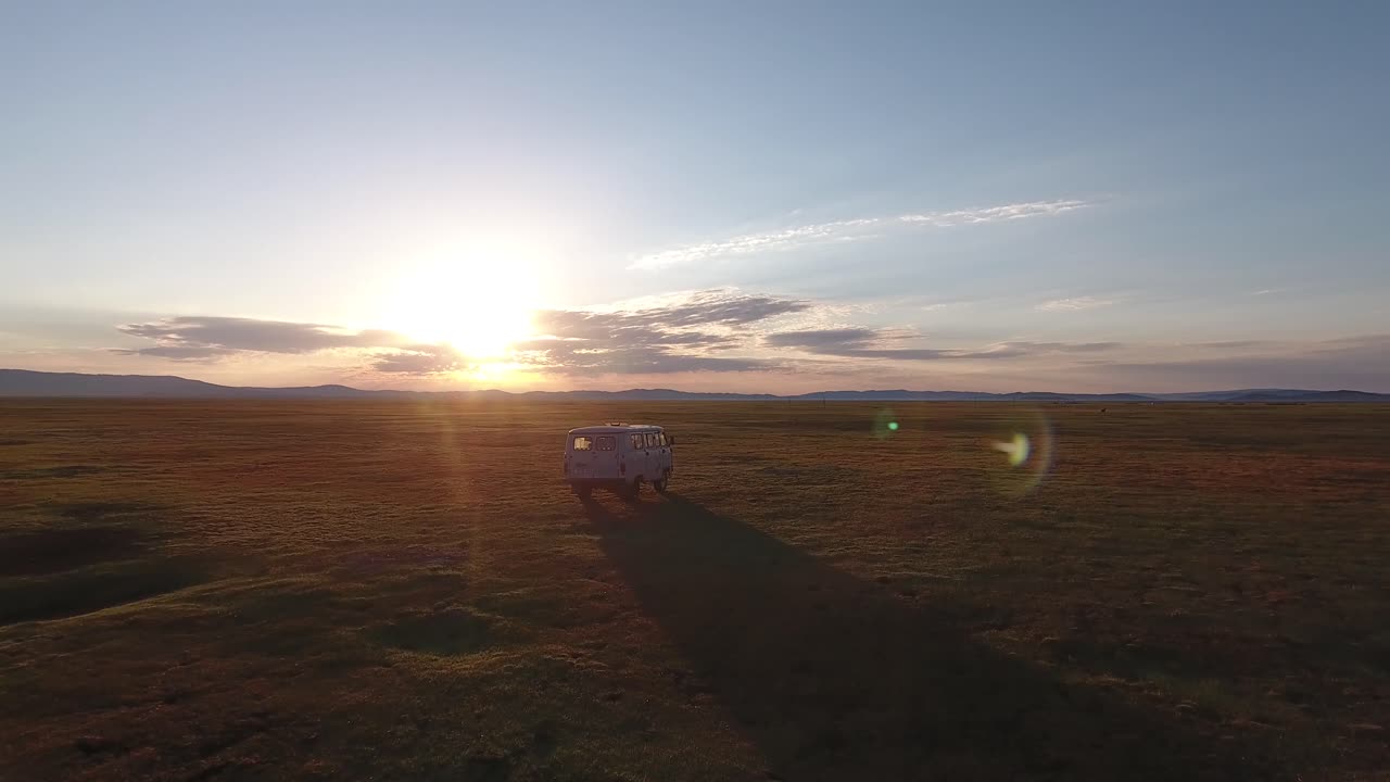 몽골 스에서 움직이는 러시아 밴을 따라 아름다운 공중 드론