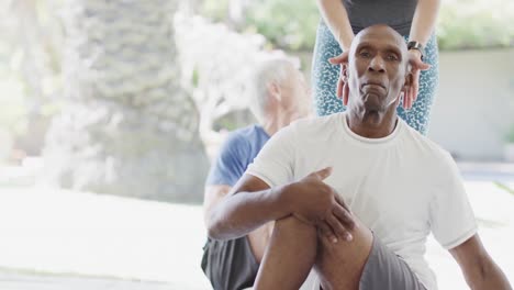 Centrados-Diversos-Ancianos-Haciendo-Ejercicio-En-Clase-De-Pilates-Con-Entrenadora,-Inalterado,-En-Cámara-Lenta