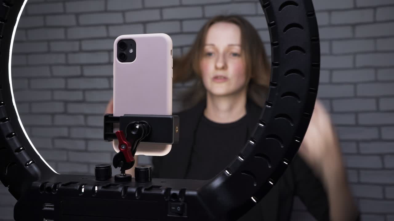 Filmato di una blogger che racconta una storia per il suo blog