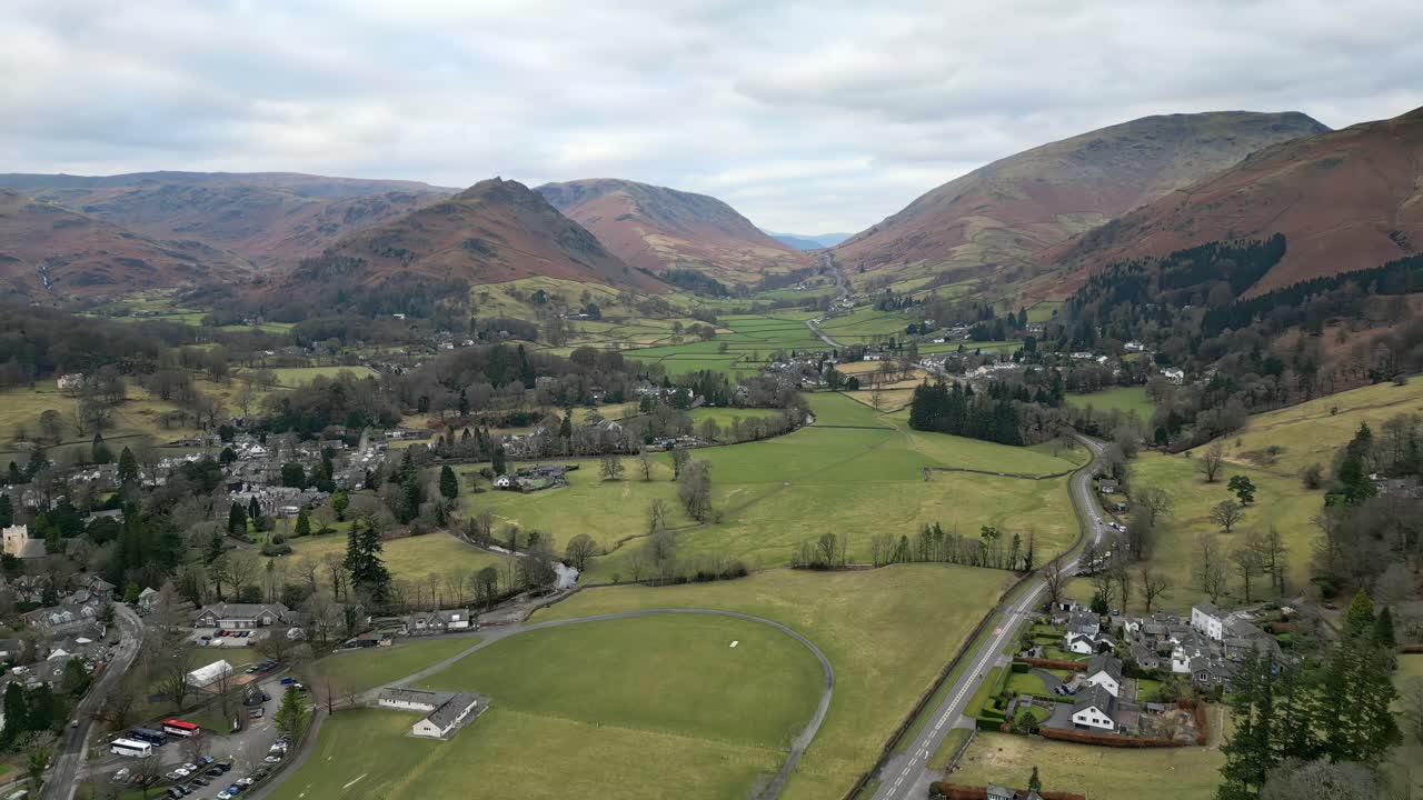 imágenes aéreas cinematográficas de drones de grasmere vlllage, probablemente el pueblo turístico más popular de cumbria